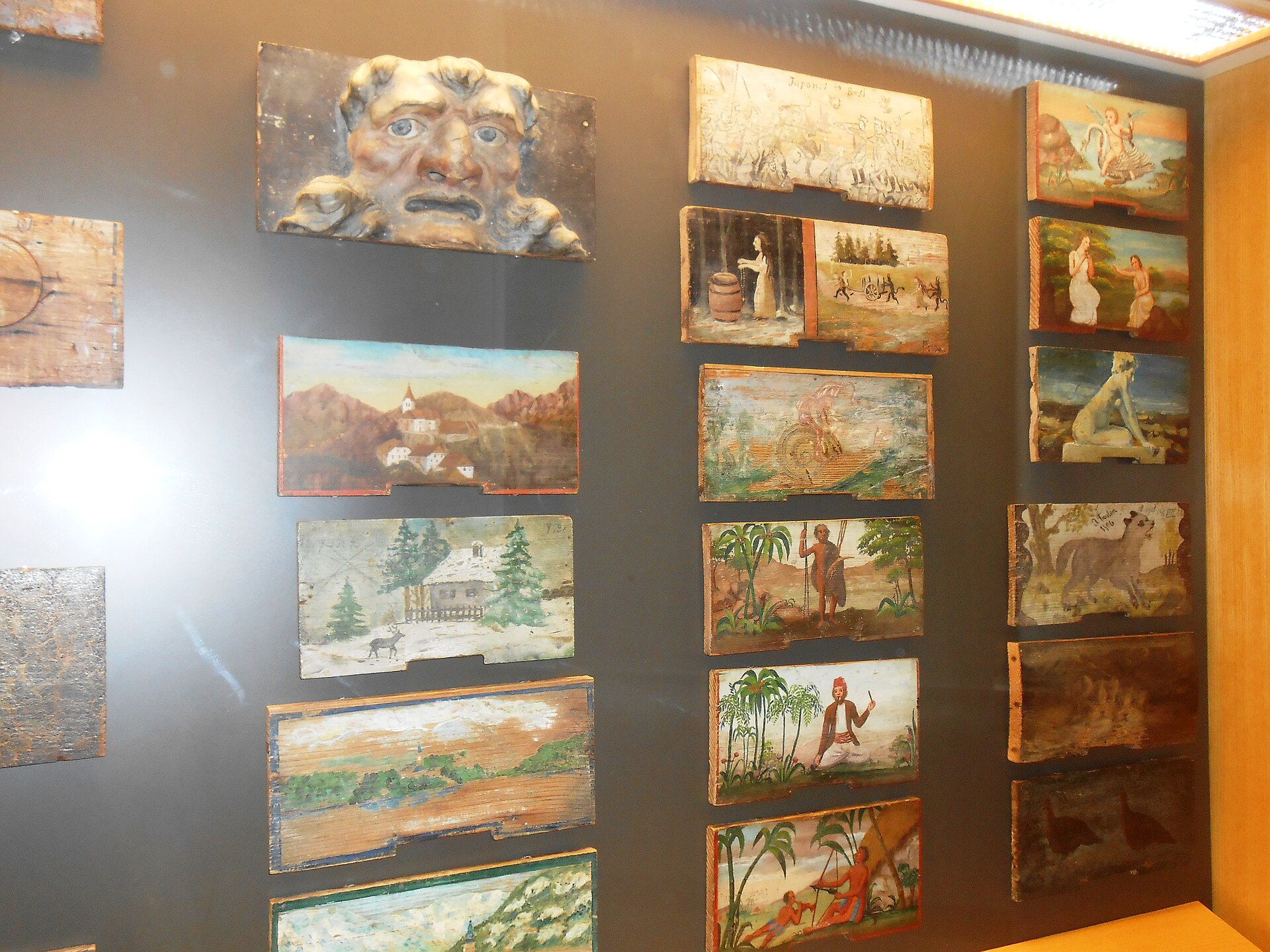 Panneaux de ruches peints accrochés au mur du musée de l'Apiculture de Radovljica